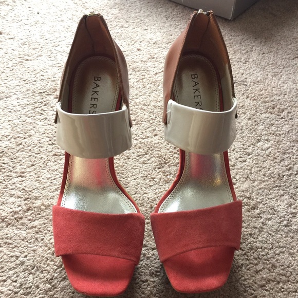 NEW Size 8 Bakers Suede Heels - Picture 4 of 4